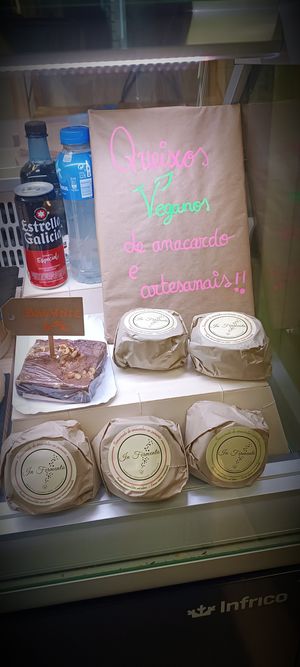 Quesos artesanos de anacardos at La Boca Comida Para Llevar in Santiago De Compostela
