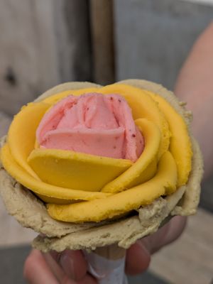 Medium Rose ice cream close-up: 4/5 at Gelarto Rosa Grande - Hercegprímás Utca in Budapest