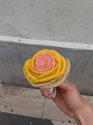 Medium Rose ice cream: 4/5 at Gelarto Rosa Grande - Hercegprímás Utca in Budapest