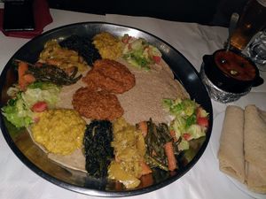 2x mixed vegetables (outer circle), 1x chickpea dish (in the middle and next to the platter) at Massawa Restaurant in Paris
