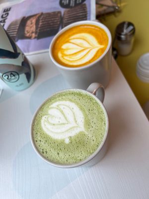 Matcha und Kurkuma   at KoRo Café in Berlin