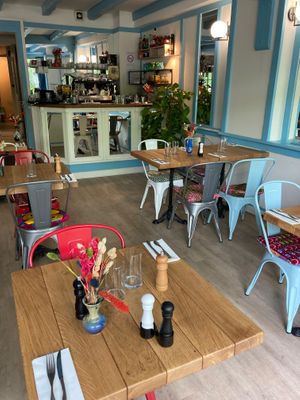  at The Bench Café in Paris