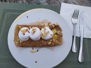 Crêpe aux pêches fraîches pochées au sirop maison, caramel, chantilly, amandes effilées grillées   at Le Teddy's in Rennes