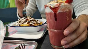 Elephant Fries und Strawberry Swirl Shake at Flip n Dip in Vienna