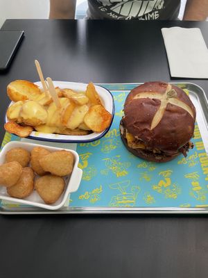 Flip‘n‘Dip Burger, Fries with cheese sauce and chili cheese nuggets  at Flip n Dip in Vienna