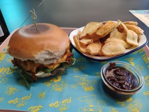 Pulled BBQ Burger, homemade chips and BBQ dip at Flip n Dip in Vienna