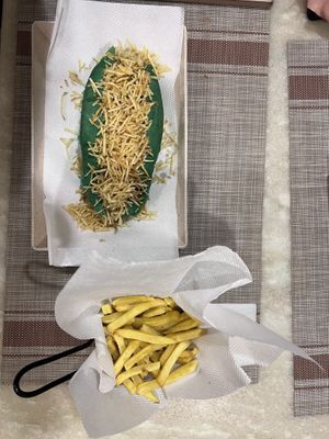 O Not Dog vem com pão verde e batata palha e mais batata frita. Precisa de tanto?  at Só Verde - Botafogo in Rio De Janeiro