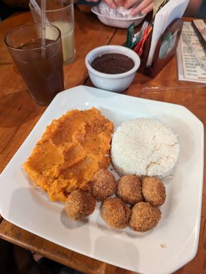 Veg Nuggets  com purê de abóbora e arroz e feijão at Só Verde - Botafogo in Rio De Janeiro
