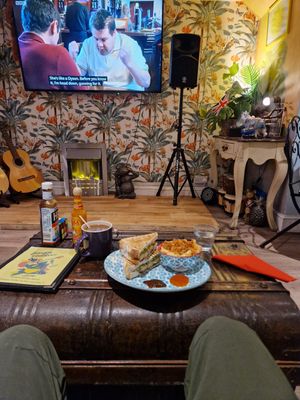 Fish fingers and mac&cheeze at Jungle Electric in East London