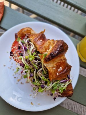 Croissant "Conny" mit Hummus, Tomaten und  Sprossen at Maima Lounge in Ravensburg