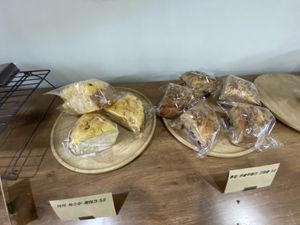 Everything looked really good but I didn’t have time to see what it all was using my translation app!  at Miam-o Bread 미얌오브래드 in Seoul