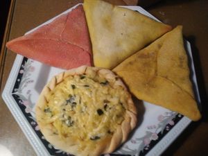 Combo com 3 esfihas fechadas (cebola caramelizada, cenoura e calabresa com queijo) e esfiha aberta de queijo com alho poró (delivery) at Lemí in Rio De Janeiro