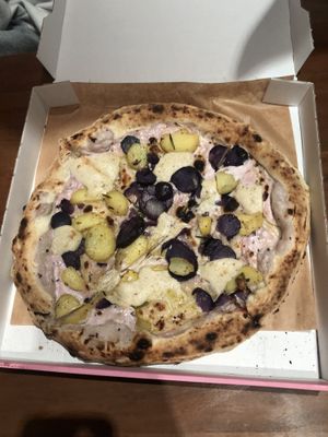Pizza Violetta, Great creation   at RAZZO Vegan Pizza Bar in Cologne