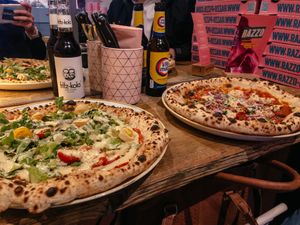 Caesar Romana und Spicy  Meatballs Pizza (von links nach rechts)   at RAZZO Vegan Pizza Bar in Cologne