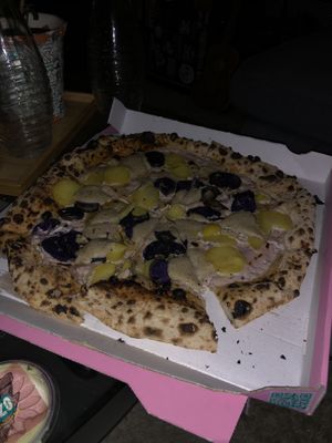 Pizza mit Lila Kartoffel  at RAZZO Vegan Pizza Bar in Cologne