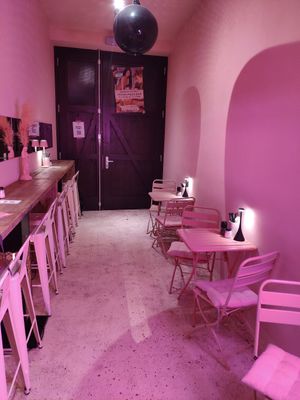 Seating with rose light at RAZZO Vegan Pizza Bar in Cologne