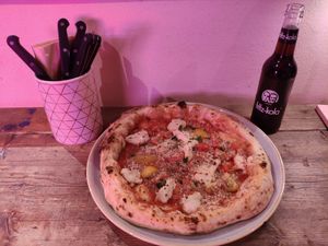 Vegharita with Fritzcola at RAZZO Vegan Pizza Bar in Cologne