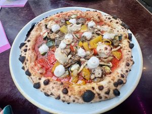 Campo mit zusätzlichem Pilzen, Mozzarella und Knoblauch   at RAZZO Vegan Pizza Bar in Cologne