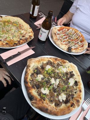 Shrooms Galore, Carbonara und Campo  at RAZZO Vegan Pizza Bar in Cologne