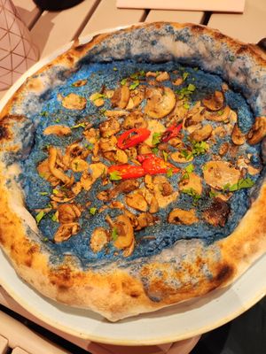 Baby blu pizza at RAZZO Vegan Pizza Bar in Cologne