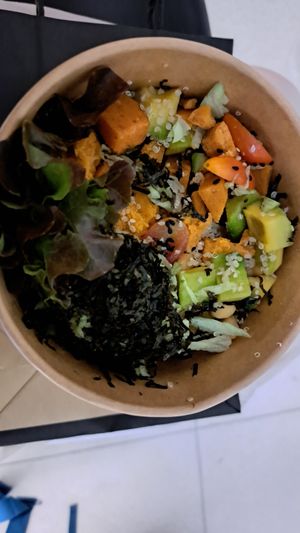 Quinoa sushi bowl at Veganerie - Kingkeaw in Bangkok