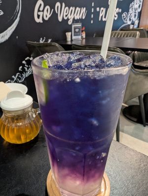 Butterfly pea and lime at Veganerie - Kingkeaw in Bangkok