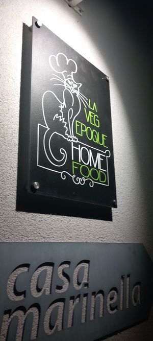 Ecco alcune delizie per il parlato per gli occhi e la piacevole compagnia dei proprietari e della mascotte Emy il micio at La Veg Époque in San Benedetto Del Tronto