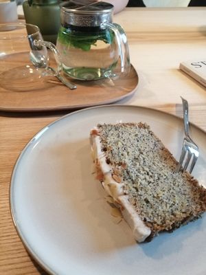 Mohnzitronenkuchen und Minztee at Boon in Darmstadt