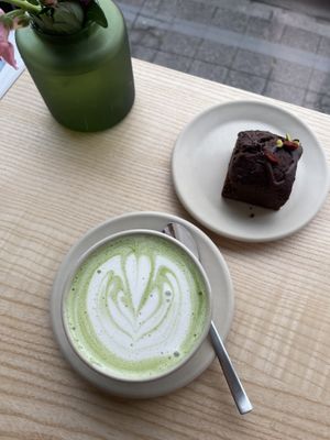 Matcha mit Hafer und Scholozuchini Kuchen  at Boon in Darmstadt