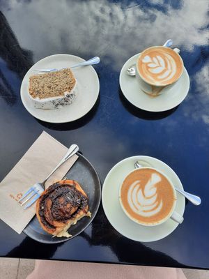 Veganer Zitronen-Mohn-Kuchen und vegane Schokorolle mit Hafer Cappuccino. Auch Koffeinfrei :D at Caffè Bar B in Wennigsen