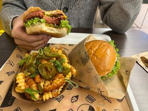 Cheese o vegan und Pommes Erdnusssosse   at VINCENT - The Playce in Berlin