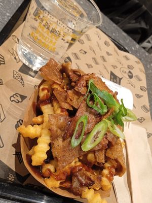 Kebba fries with bbq sauce at VINCENT - The Playce in Berlin