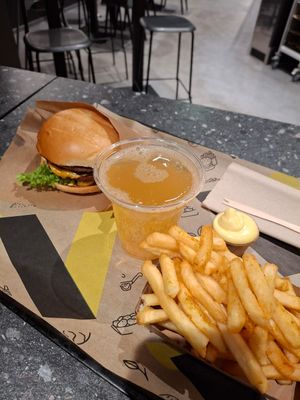 Double Cheeseburger menu at VINCENT - The Playce in Berlin