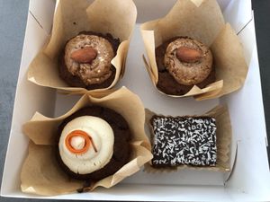 Clockwise from top: caramel cupcakes - caramel chocolate piece - carrot cupcake  at Mayple, Golden Cakes- Maastricht in Maastricht