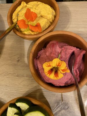 vari tipi di hummus  at Greiter Lounge in St Martin In Passeier