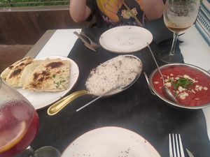 Naan, arroz con champiñones y Tika masala de heura at Tarka Indian Food & Drinks in Almeria