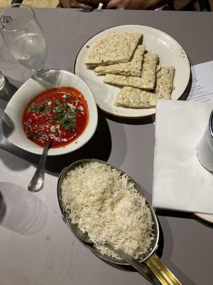 Curry tikka masala con heura, pan con queso vegano, y arroz con ajo at Tarka Indian Food & Drinks in Almeria