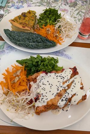 Pastel de "carne" y pastel de verduras con ensalada at Hay Amor in Maldonado