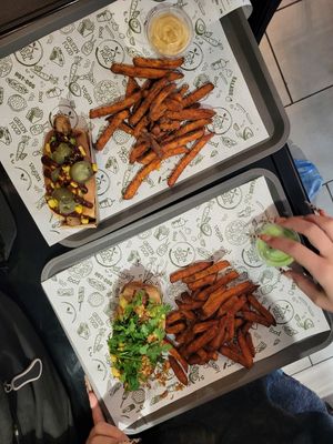 Menu hot dog + frites de patates douces at Green Meal in Marseille