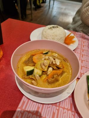 Massaman Curry with Seitan at nari Thai Eatery in Bern