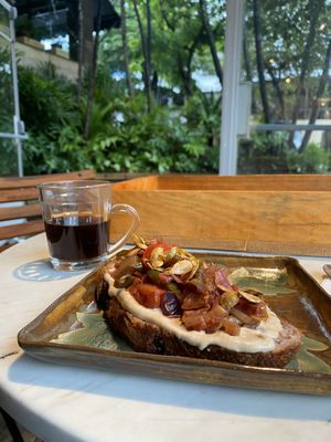 Wonderful place, staff and food. Black women of the peripheries work here and they also sell BEAUTIFUL ceramics. 10/10 recommend! #Veganuary at Da Quebrada in Sao Paulo