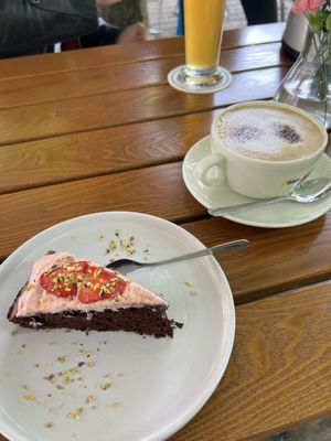 Schokokuchen mit Erdbeeren & großer Cappuccino mit Hafermilch   at Cafe Maille in Esslingen