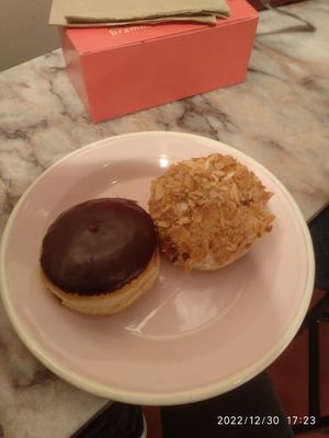 Boston cream and Bienenstich at Brammibal's Donuts - Altona  in Hamburg