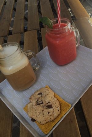 Tout est végétalien : latte, smoothie + cookie at Le P'tea café in Saint-etienne