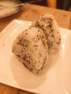 Onigiri de Haku (with vegan "tuna") at Modoki Funky Roll in Barcelona