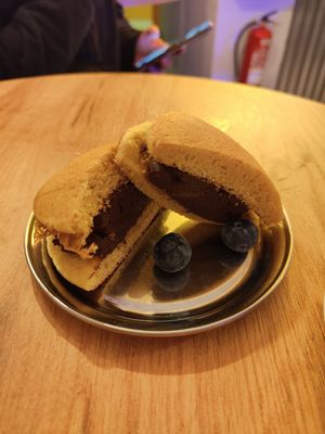 Dorayaki de chocolate at Modoki Funky Roll in Barcelona