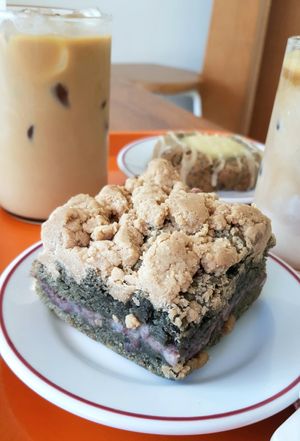 Mugwort Red Bean Crumble cake at Bronto Vegan - 브론토 in Seoul