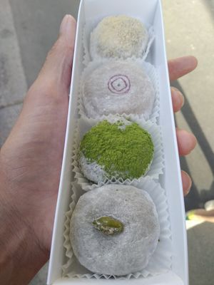 De bas en haut mochi pistache, matcha amande et pâte anko. at La Maison du Mochi - Legendre in Paris