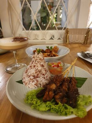 Red rice Satay with Dabu dabu sauce (spicy sour tomatoes sauce) at Hejo Eatery in Bandung
