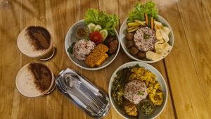 Hazelnut cappuccino, Ayam Bakar, Meatballs, Nasi Padang at Hejo Eatery in Bandung